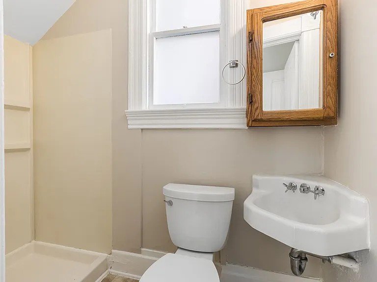1718 Lincoln Ave - 1 bedroom | 1 bath | Lower front unit — Photo 10