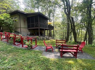 122 Horseshoe Ln, Lords Valley, PA 18428