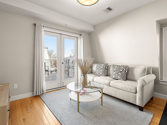 4th image of 117 M St Unit 3