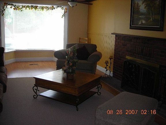 Family room w/fireplace