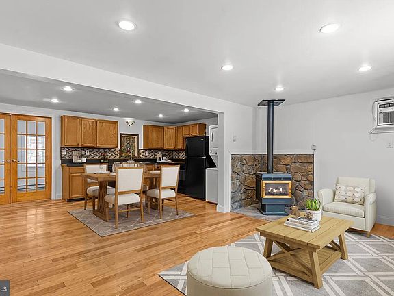 3rd image of 10 White Birch Way