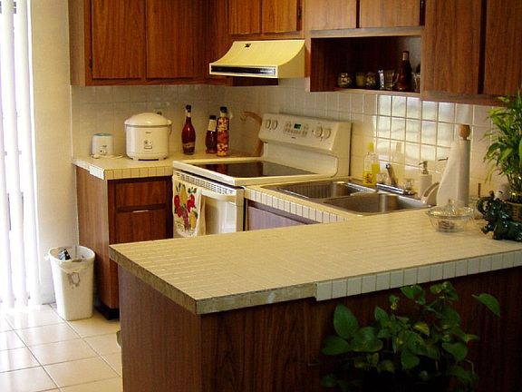 Kitchen w breakfast bar