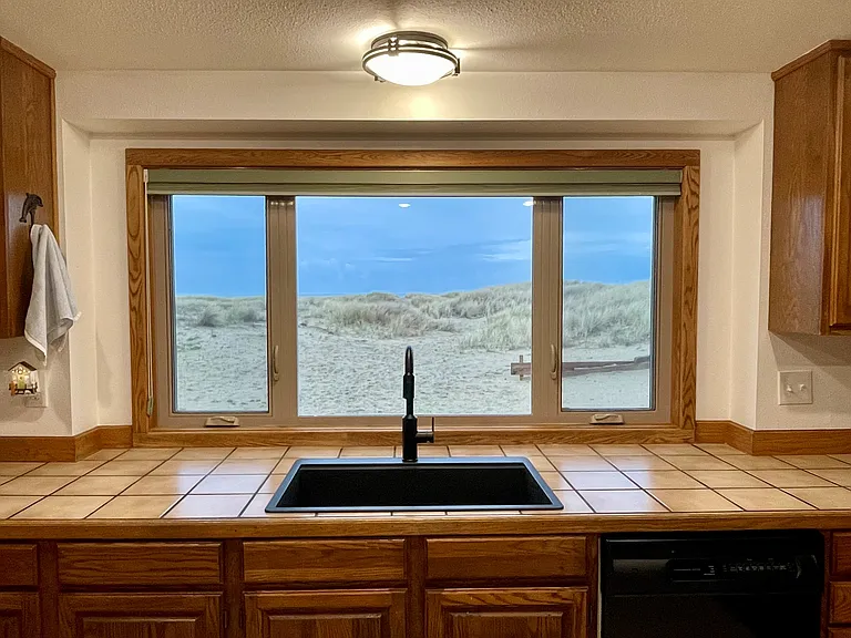 NW Oceania Dr — Photo 16
