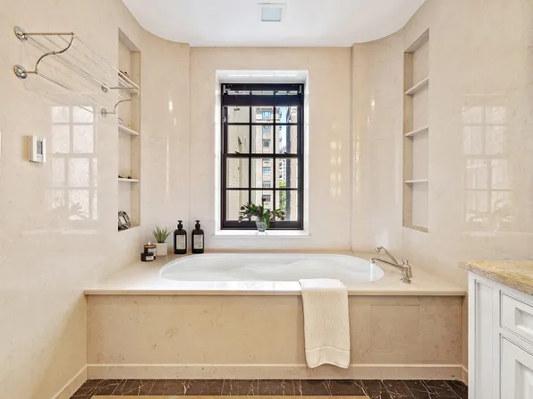 823 Park Avenue image 11 of 16