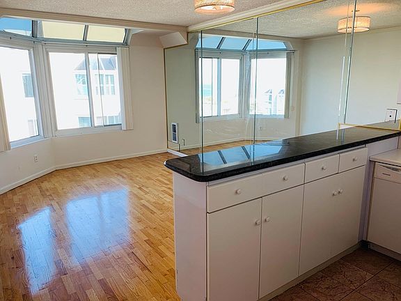 5th image of 240 Lombard St APT 934