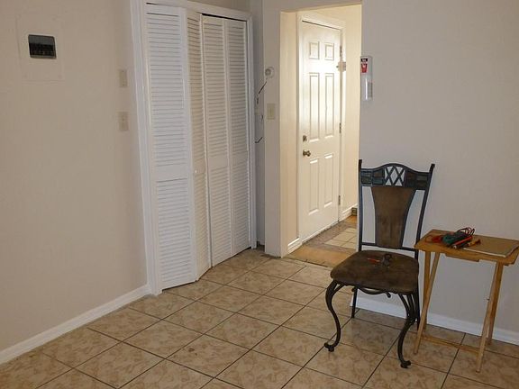 Large Eat-In Kitchen