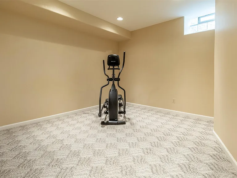 24084 Westmont Dr — Photo 37