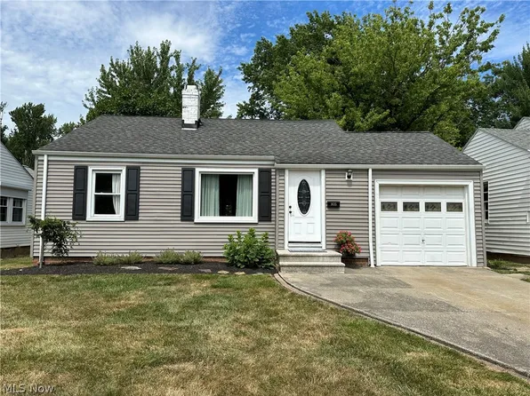 1635 Curry Dr, Lyndhurst, OH 44124