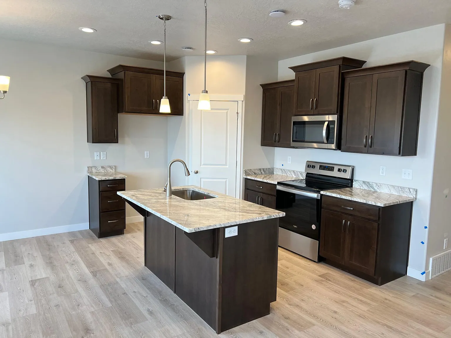 3 bed, 2.5 bath, 2400 sqft, $2,200 — Photo 2