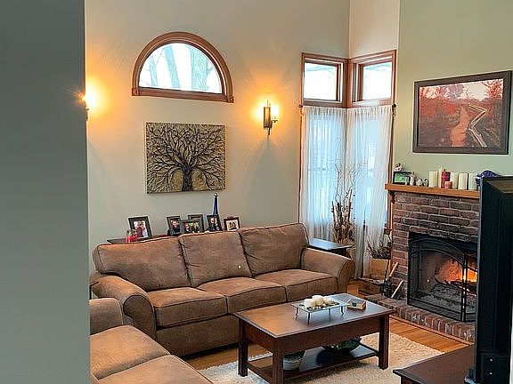 5th image of 2972 E Pleasant Ave