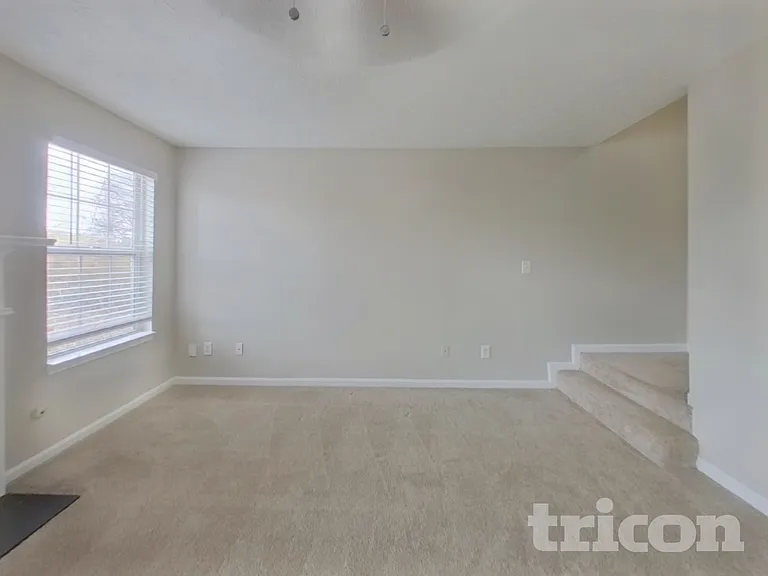 471 Sawtooth Ln — Photo 3