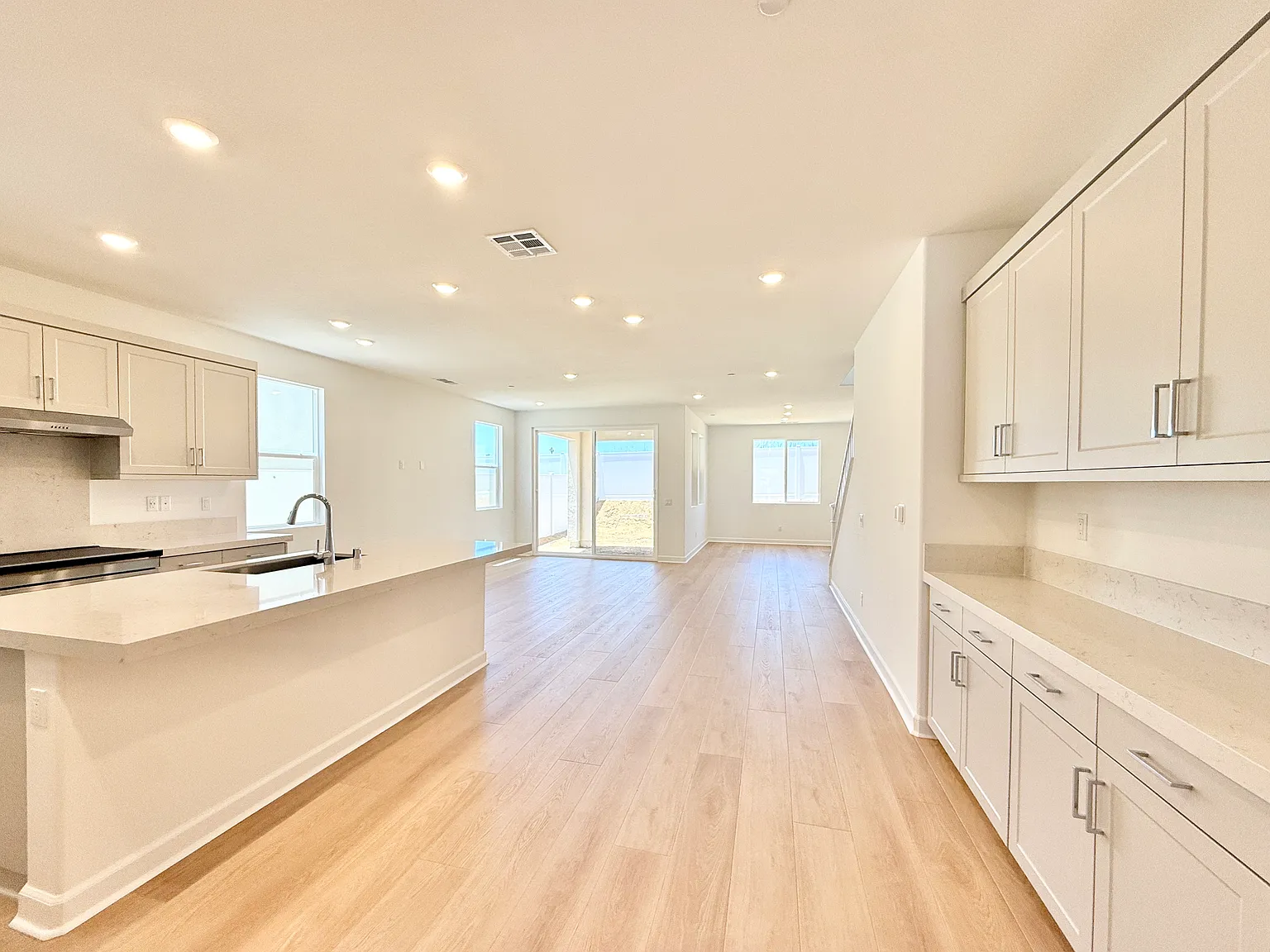4 bed, 3043 sqft, $5,500 — Photo 2