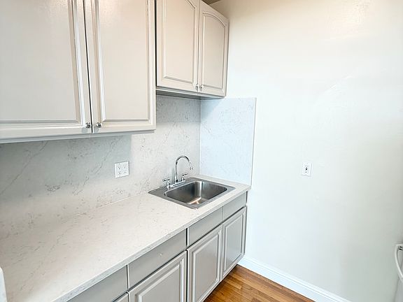 2nd image of 950 Bay St #20
