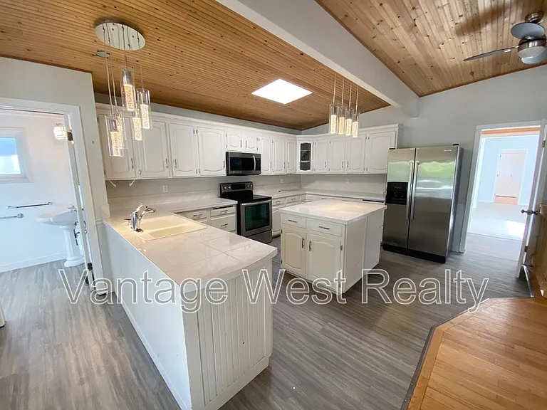 1319 Kelglen Cres #A — Photo 3