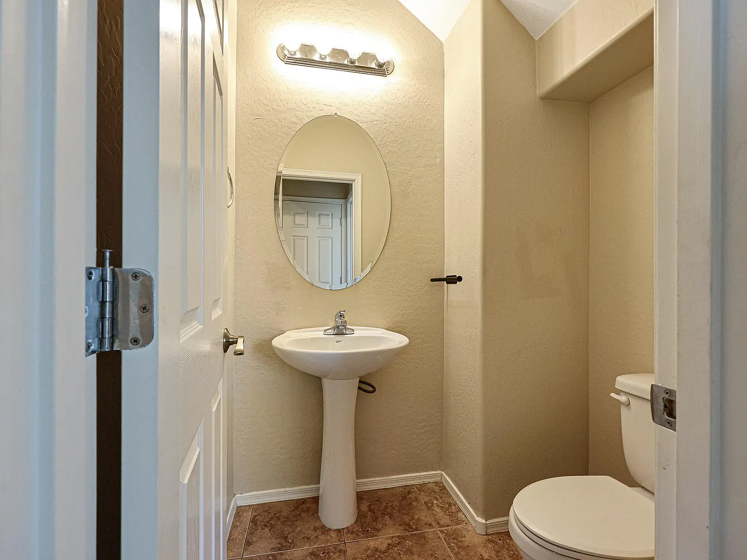 4 bed, 2.5 bath, 1913 sqft, $888 — Photo 4