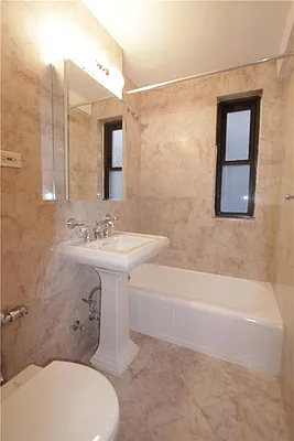 Rented by Siderow Residential Group | media 5