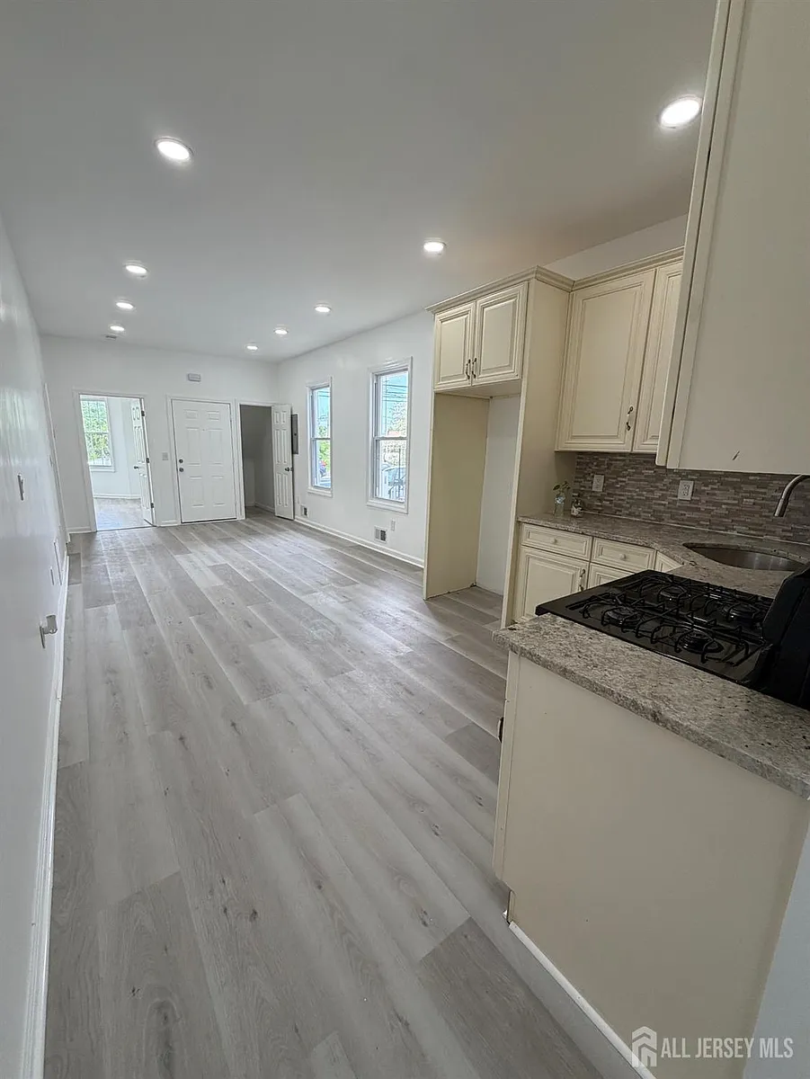 Building Photo - 228 2nd St #1
