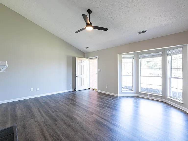 1315 Hunters Way Ct — Photo 5