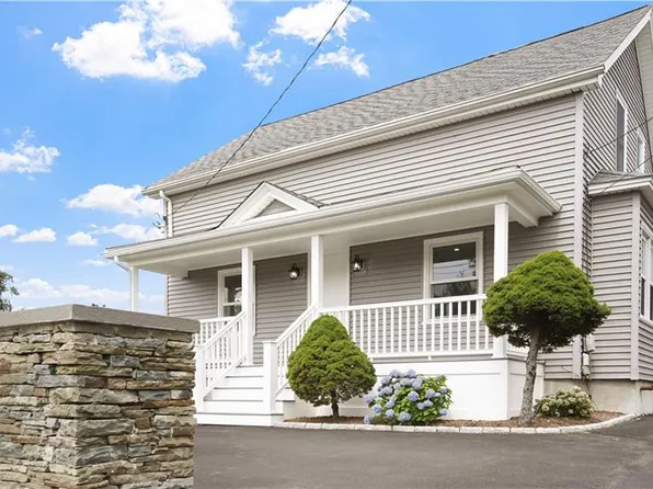 275 Turnpike Ave, Portsmouth, RI 02871