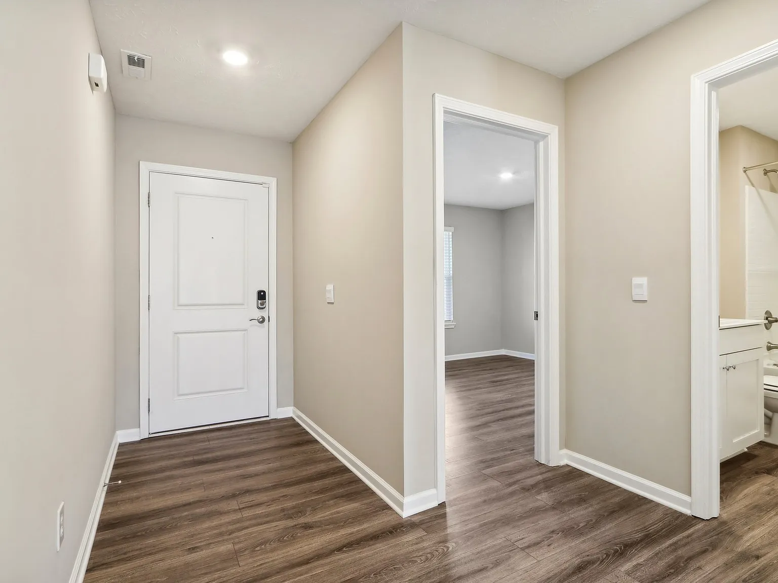 3 bed, 2.0 bath, 1498 sqft, $2,070 — Photo 3