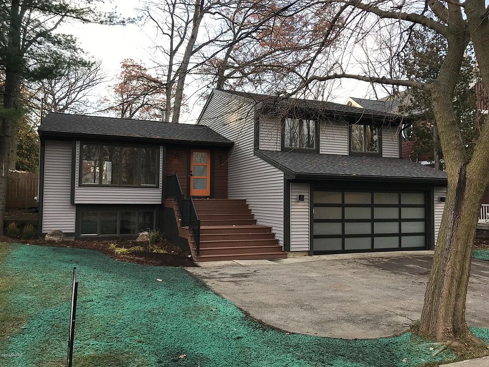 1st image of 461 Lakeside Dr SE