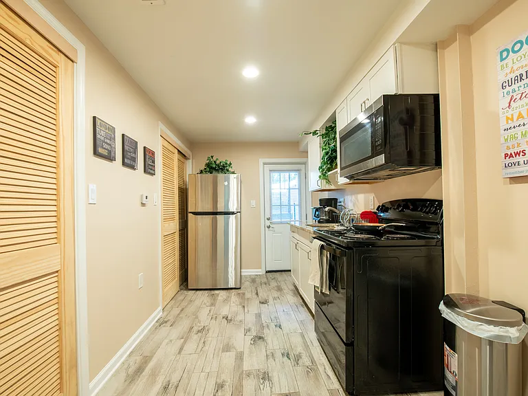 4426 S Dakota Ave NE — Photo 5
