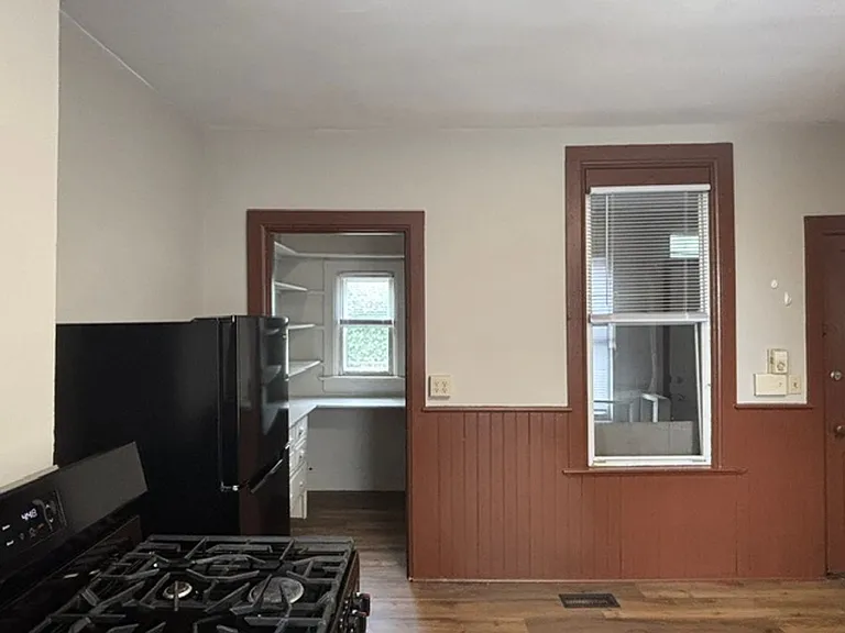 375 Erie Street — Photo 9