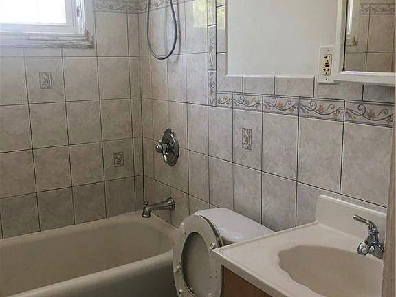 4th image of 208 Tompkins Ave Floor 2