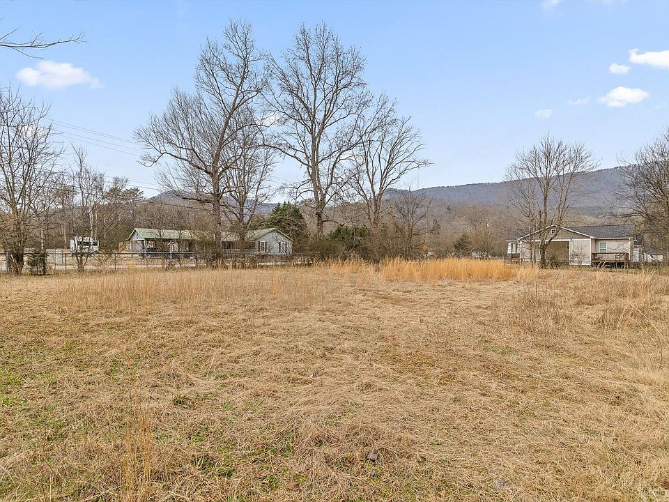 1st image of 704 Ray Ln