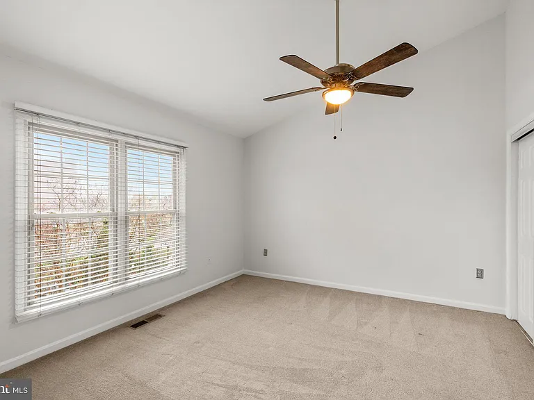 1120 S Kenwood Ave — Photo 16