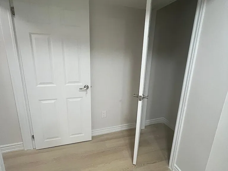 1398 Tampa Cres #LOWER — Photo 15