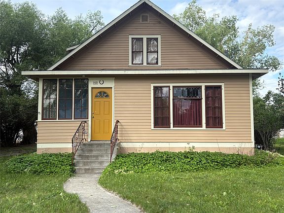 3rd image of 212 4th Ave NE