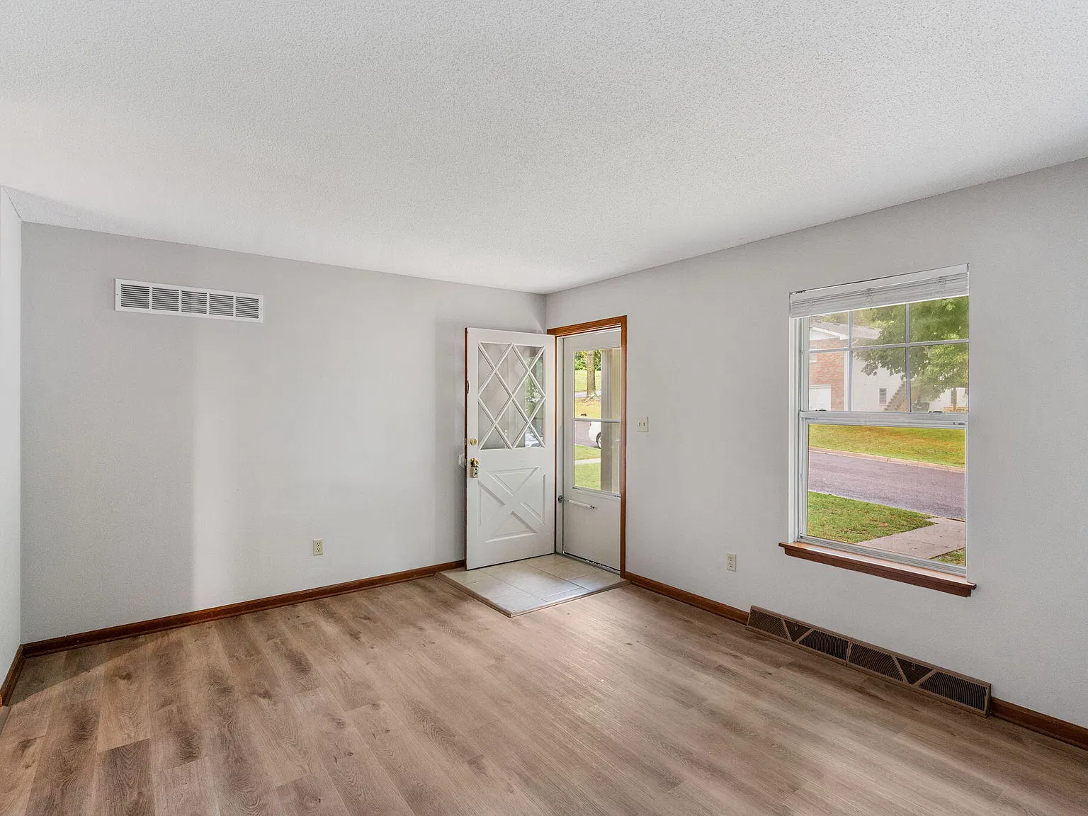 3 bed, 1.5 bath, 1390 sqft, $1,350 — Photo 2
