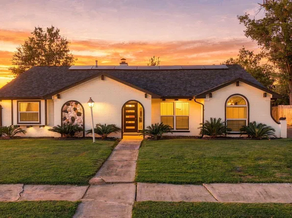326 Kingscourt Dr, Houston, TX 77015