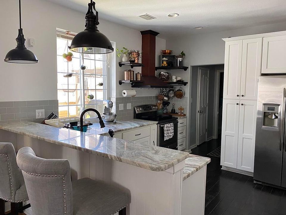 1st image of 409 Oak Knoll Ln