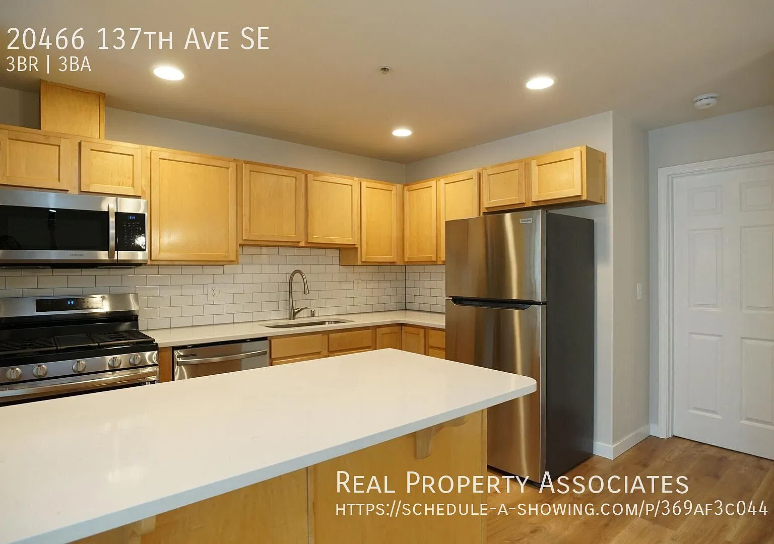 Newer Built Spacious Townhouse in the Hills of Kent Near Renton — Photo 3