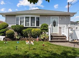 4 Spruce St, Hicksville, NY 11801