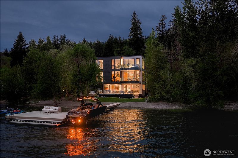 2nd image of 3101 E Lake Sammamish Parkway NE