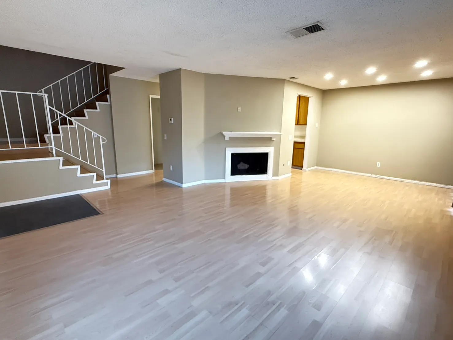 2 bed, 1.5 bath, 1302 sqft, $2,450 — Photo 3