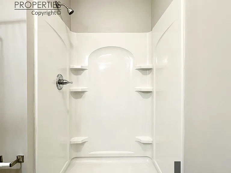 211 E 6th St — Photo 9