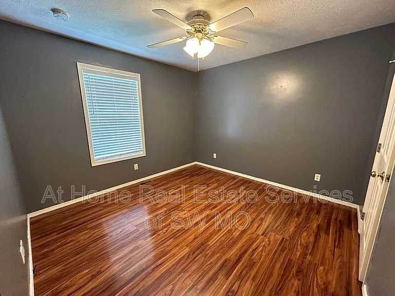 216 E Robin Rd — Photo 13