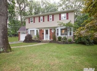 3 Albatross Ln, Smithtown, NY 11787