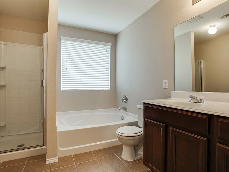 698 Austin Ln — Photo 8