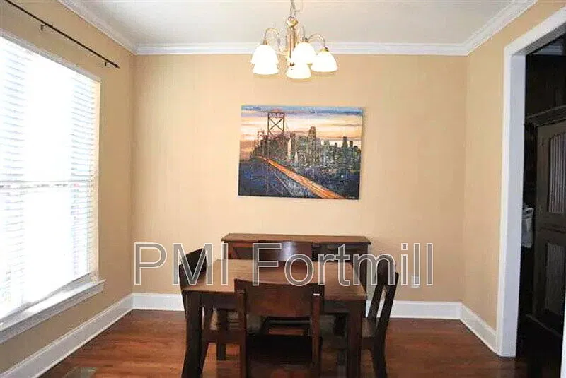 4 bed, 3.5 bath, 2490 sqft, $2,900 — Photo 2
