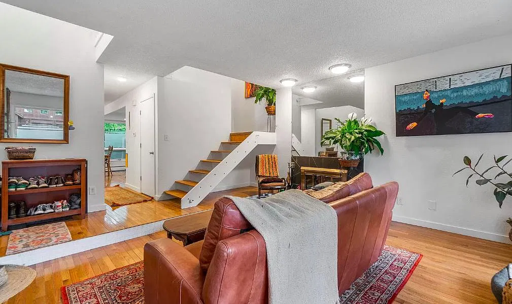 1343 Crescent Dr — Photo 2