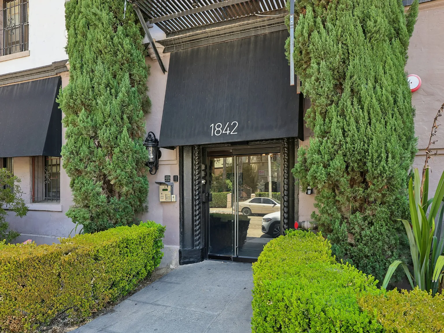 Chateau Hollywood — Photo 2