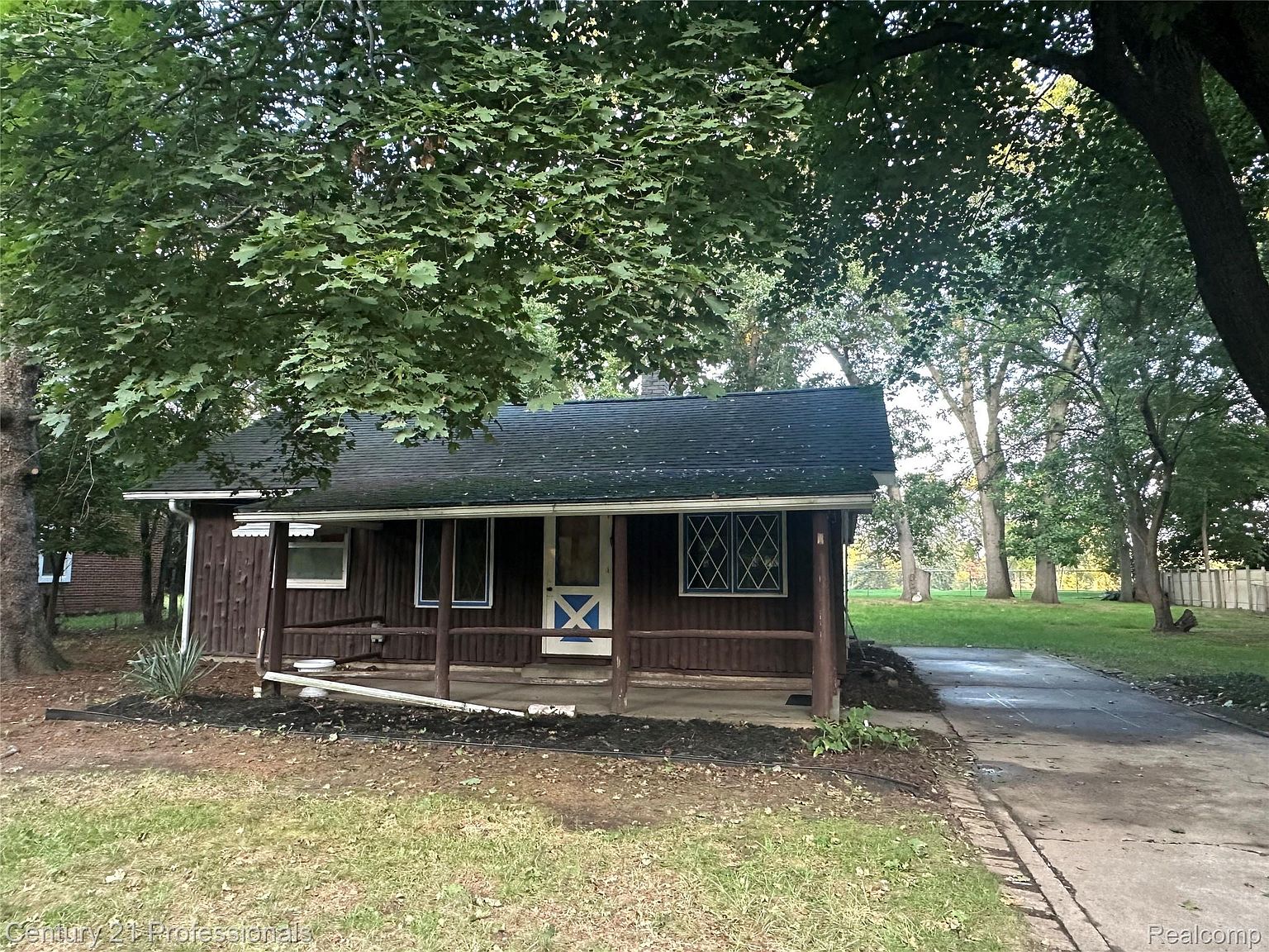 21776 Fairway Dr — Plum Hollow Country Club