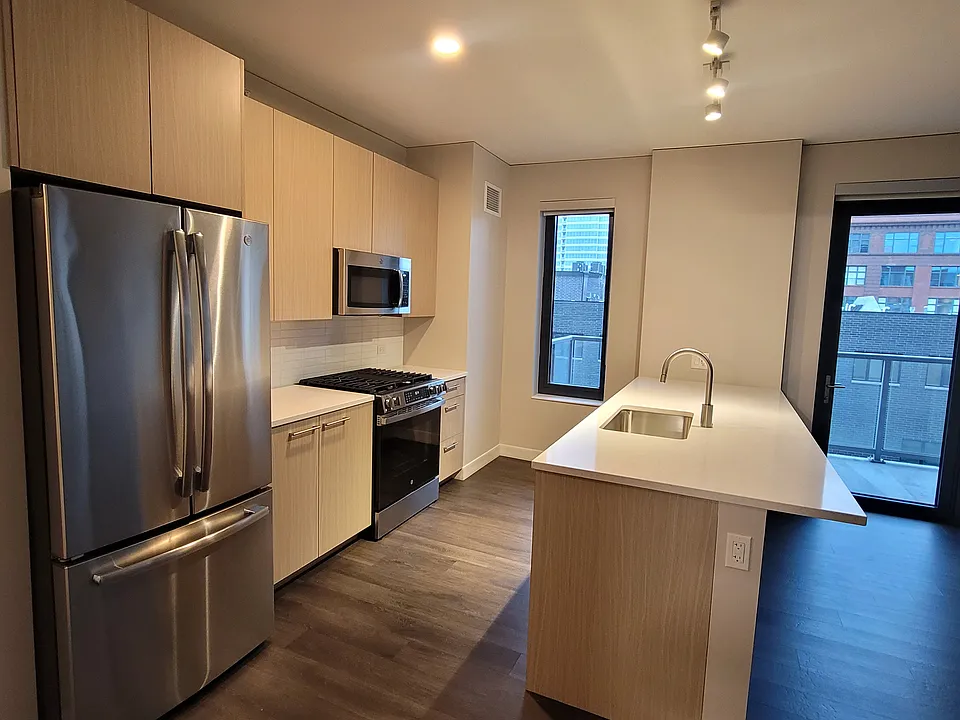901 W Adams St #627