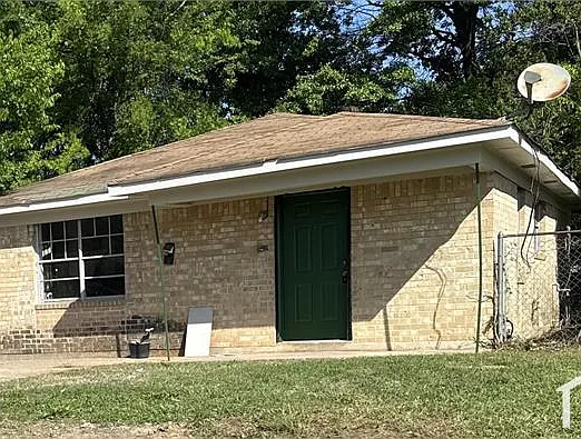 4704 Kennedy Dr — Photo 2