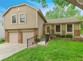 1912 E Sleepy Hollow Dr, Olathe, KS 66062